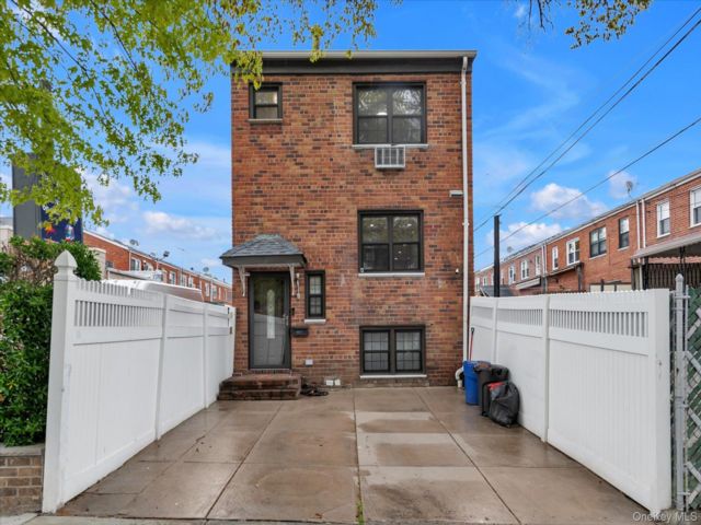  4 BR,  2.00 BTH &nbsp;House style home in Middle Village