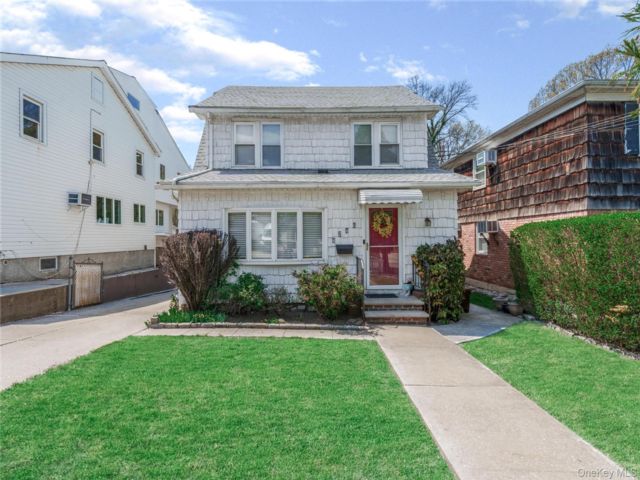  3 BR,  2.00 BTH &nbsp;Cape cod style home in Little Neck