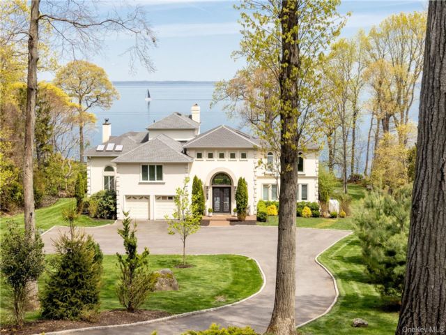  5 BR,  6.00 BTH &nbsp;Colonial style home in Lloyd Neck