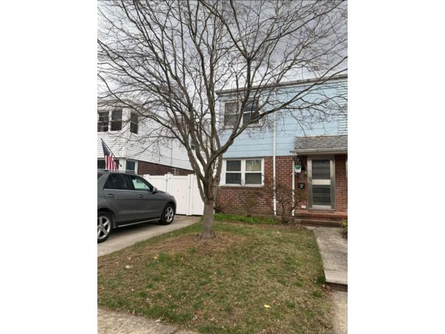  2 BR,  3.00 BTH &nbsp;Colonial style home in Oakland Gardens