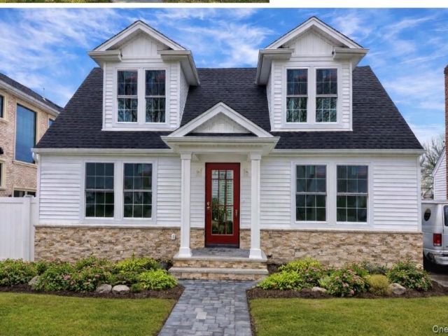  4 BR,  2.00 BTH &nbsp;Exp cape style home in New Hyde Park