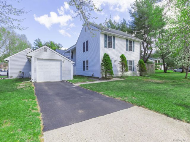  3 BR,  2.00 BTH &nbsp;Condo style home in Coram