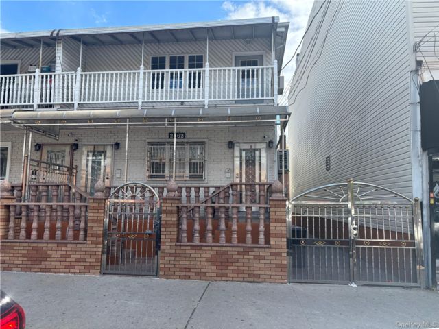  3 BR,  2.00 BTH &nbsp;Contemporary style home in Cypress Hills