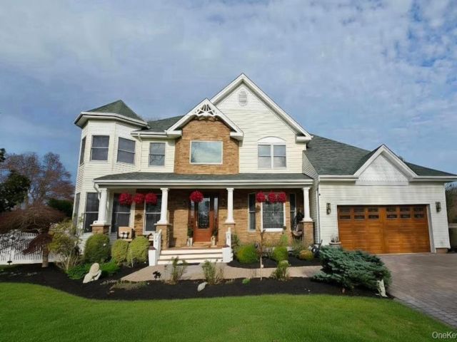  5 BR,  4.00 BTH &nbsp;Colonial style home in West Islip