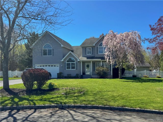  4 BR,  4.00 BTH &nbsp;Victorian style home in Center Moriches