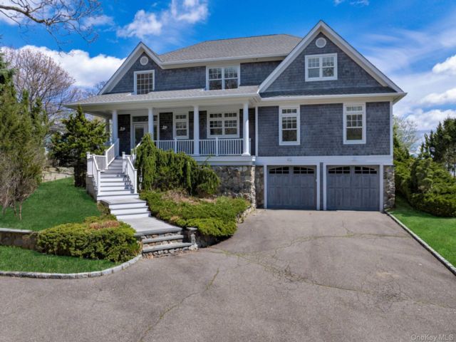  5 BR,  4.00 BTH &nbsp;Traditional style home in Cutchogue