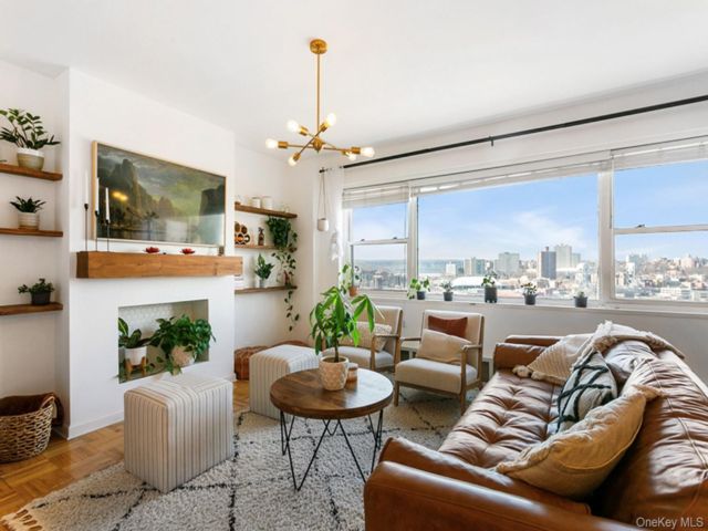  2 BR,  2.00 BTH &nbsp;Other style home in Jerome Avenue