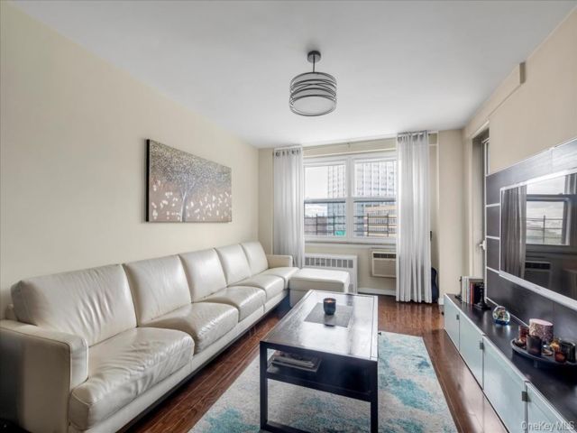  2 BR,  2.00 BTH &nbsp;Other style home in Rego Park