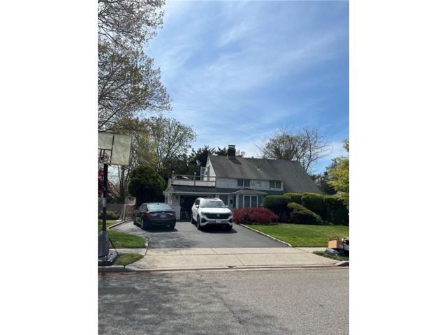  5 BR,  2.00 BTH &nbsp;Exp ranch style home in Hicksville