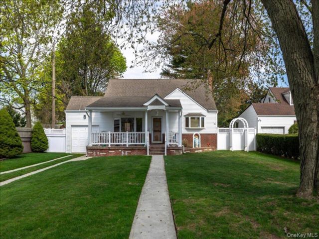  4 BR,  1.00 BTH &nbsp;Cape cod style home in Farmingdale