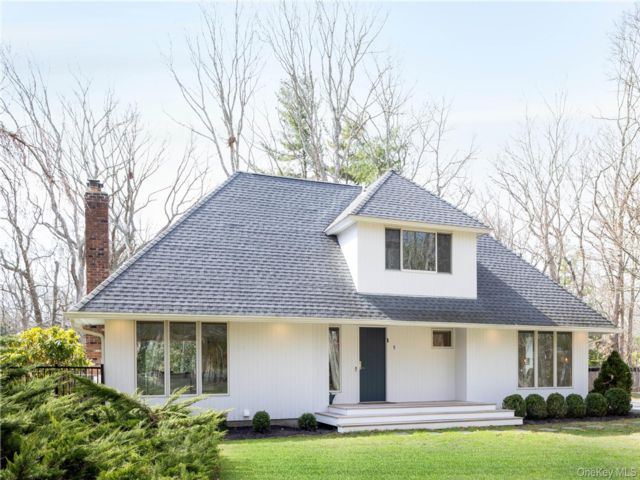  3 BR,  3.00 BTH &nbsp;Contemporary style home in East Quogue