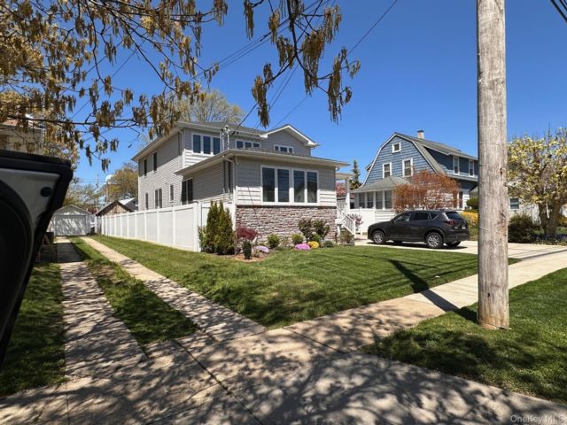  3 BR,  1.00 BTH &nbsp;Colonial style home in Merrick