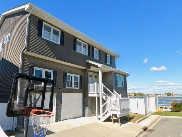  4 BR,  4.00 BTH &nbsp;Contemporary style home in Long Beach