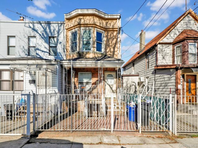  3 BR,  2.00 BTH &nbsp;House style home in Woodhaven