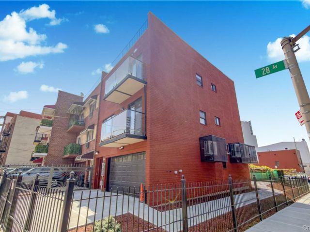  6 BR,  4.00 BTH &nbsp;House style home in Astoria