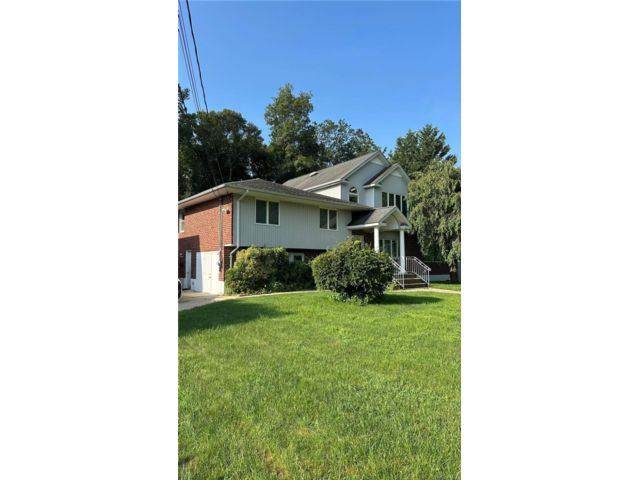  1 BR,  1.00 BTH &nbsp;Ranch style home in East Northport