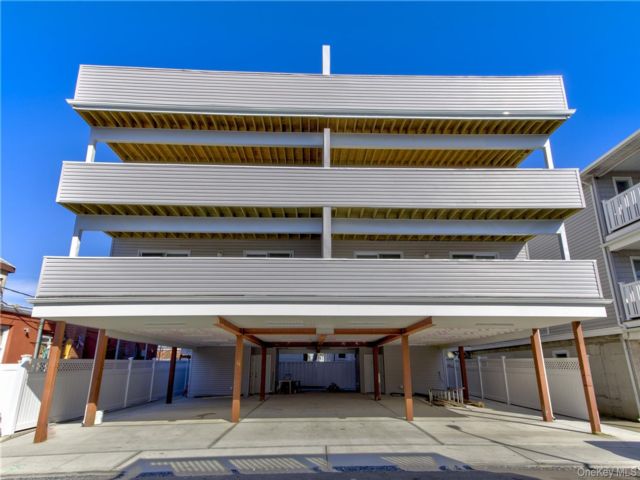  6 BR,  5.00 BTH &nbsp;Contemporary style home in Long Beach