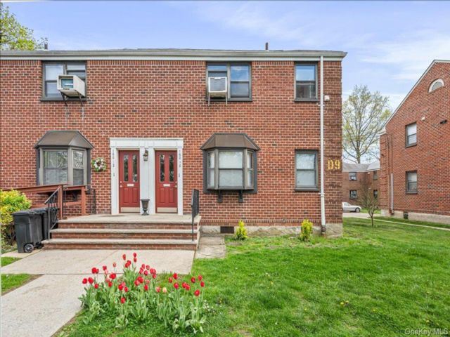  1 BR,  1.00 BTH &nbsp;Garden style home in Whitestone