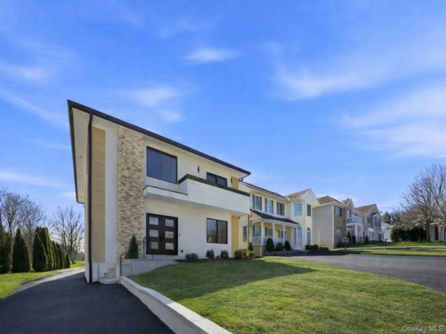  4 BR,  4.00 BTH &nbsp;Colonial style home in White Plains