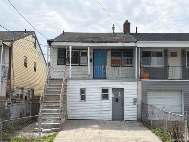  6 BR,  2.00 BTH &nbsp;House style home in Far Rockaway