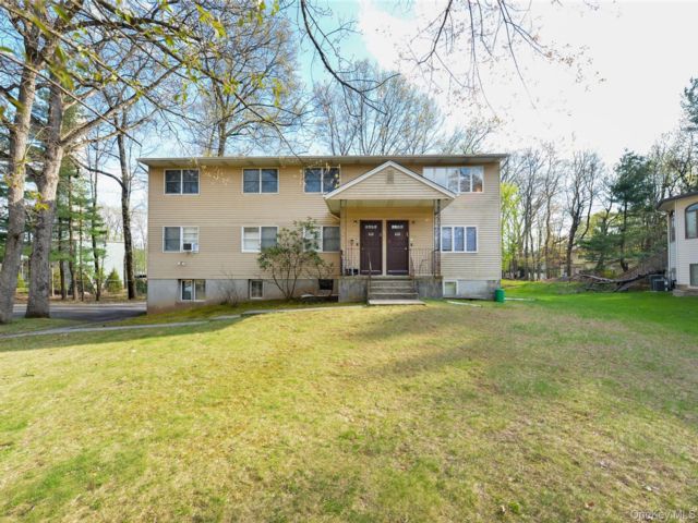  8 BR,  4.00 BTH &nbsp;Colonial style home in Monsey