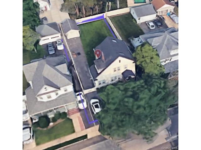  3 BR,  2.00 BTH &nbsp;Colonial style home in Lynbrook