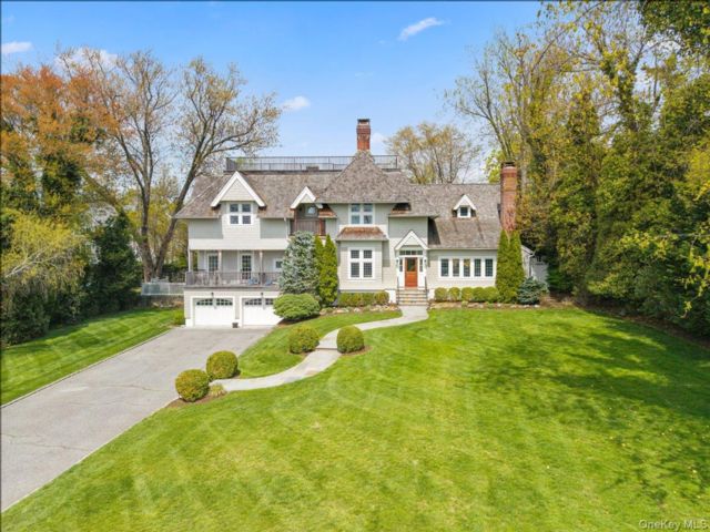  3 BR,  4.00 BTH &nbsp;Colonial style home in Mamaroneck