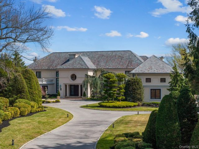  5 BR,  8.00 BTH &nbsp;Estate style home in Hewlett Bay Park