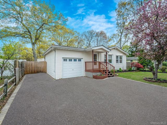  3 BR,  2.00 BTH &nbsp;Ranch style home in Holtsville