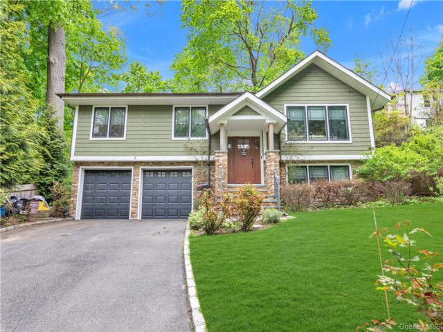  4 BR,  2.00 BTH &nbsp;Hi ranch style home in Sea Cliff
