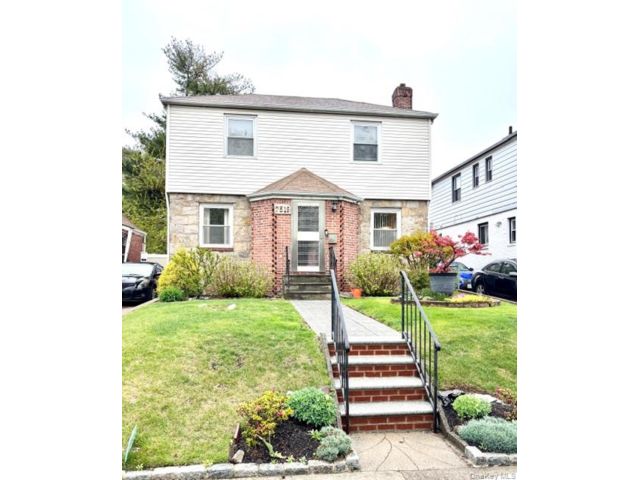  4 BR,  3.00 BTH &nbsp;Colonial style home in Fresh Meadows