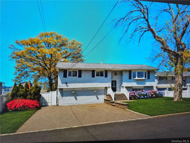  5 BR,  2.00 BTH &nbsp;Hi ranch style home in North Babylon