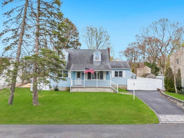  4 BR,  2.00 BTH &nbsp;Cape cod style home in Shirley