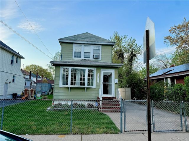  2 BR,  2.00 BTH &nbsp;Colonial style home in Jamaica