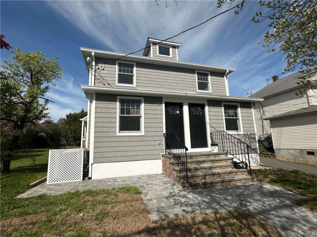  2 BR,  2.00 BTH &nbsp;House style home in Glen Cove