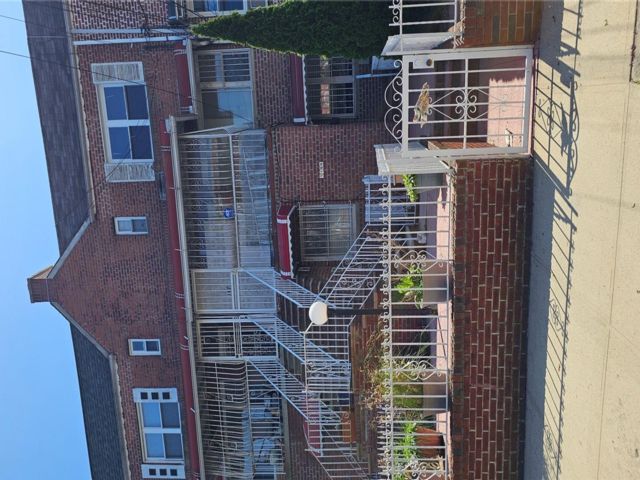  5 BR,  3.00 BTH &nbsp;Modern style home in Canarsie