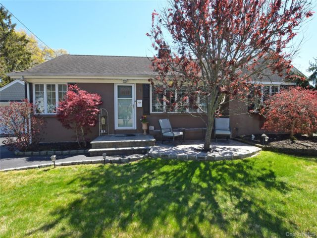 3 BR,  2.00 BTH &nbsp;Ranch style home in Ronkonkoma