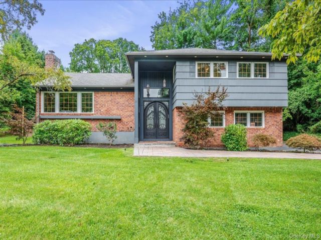  3 BR,  3.00 BTH &nbsp;Split level style home in Great Neck