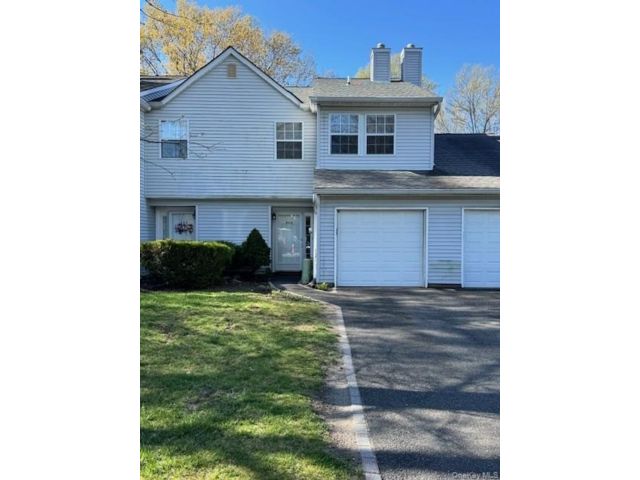  2 BR,  3.00 BTH &nbsp;Condo style home in Port Jefferson Station