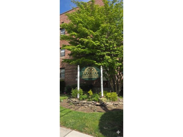  1 BR,  1.00 BTH &nbsp;Garden style home in Bayside