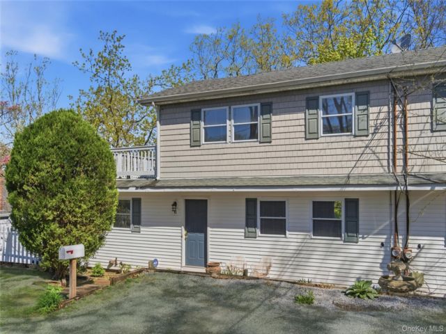  3 BR,  3.00 BTH &nbsp;Traditional style home in Huntington