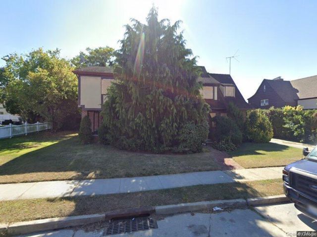  9 BR,  3.00 BTH &nbsp;Colonial style home in Hempstead