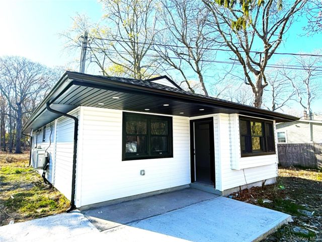  3 BR,  2.00 BTH &nbsp;Ranch style home in Moriches