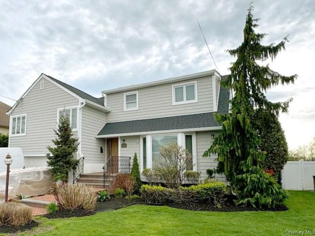  5 BR,  3.00 BTH &nbsp;Split level style home in Oceanside