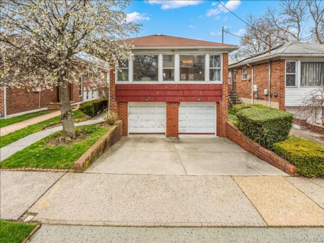  3 BR,  3.00 BTH &nbsp;Hi ranch style home in Flushing