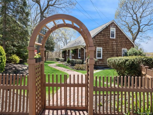  4 BR,  2.00 BTH &nbsp;Cape cod style home in Baiting Hollow