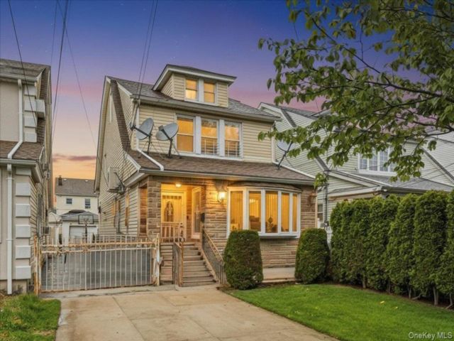  3 BR,  3.00 BTH &nbsp;House style home in Queens Village