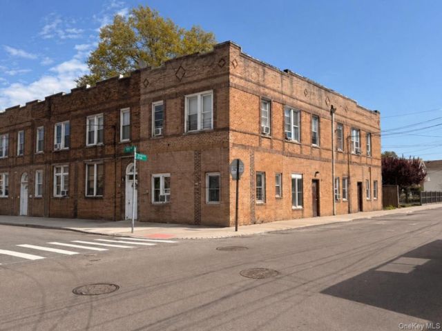  8 BR,  4.00 BTH &nbsp;Colonial style home in Queens Village
