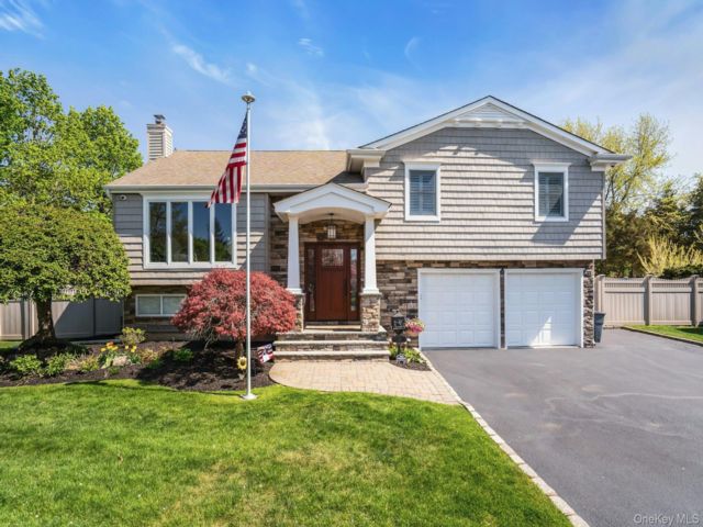  3 BR,  3.00 BTH &nbsp;Split level style home in Commack