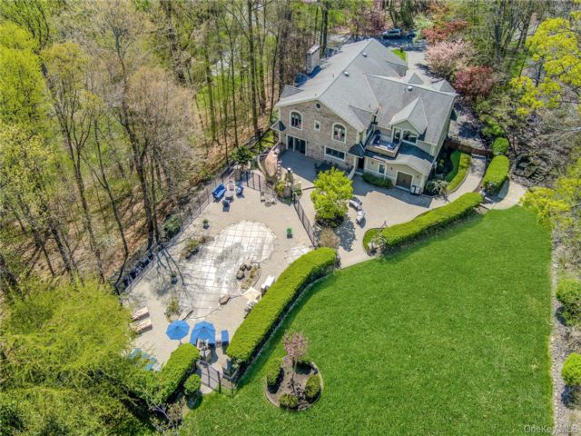  7 BR,  9.00 BTH &nbsp;Colonial style home in New City